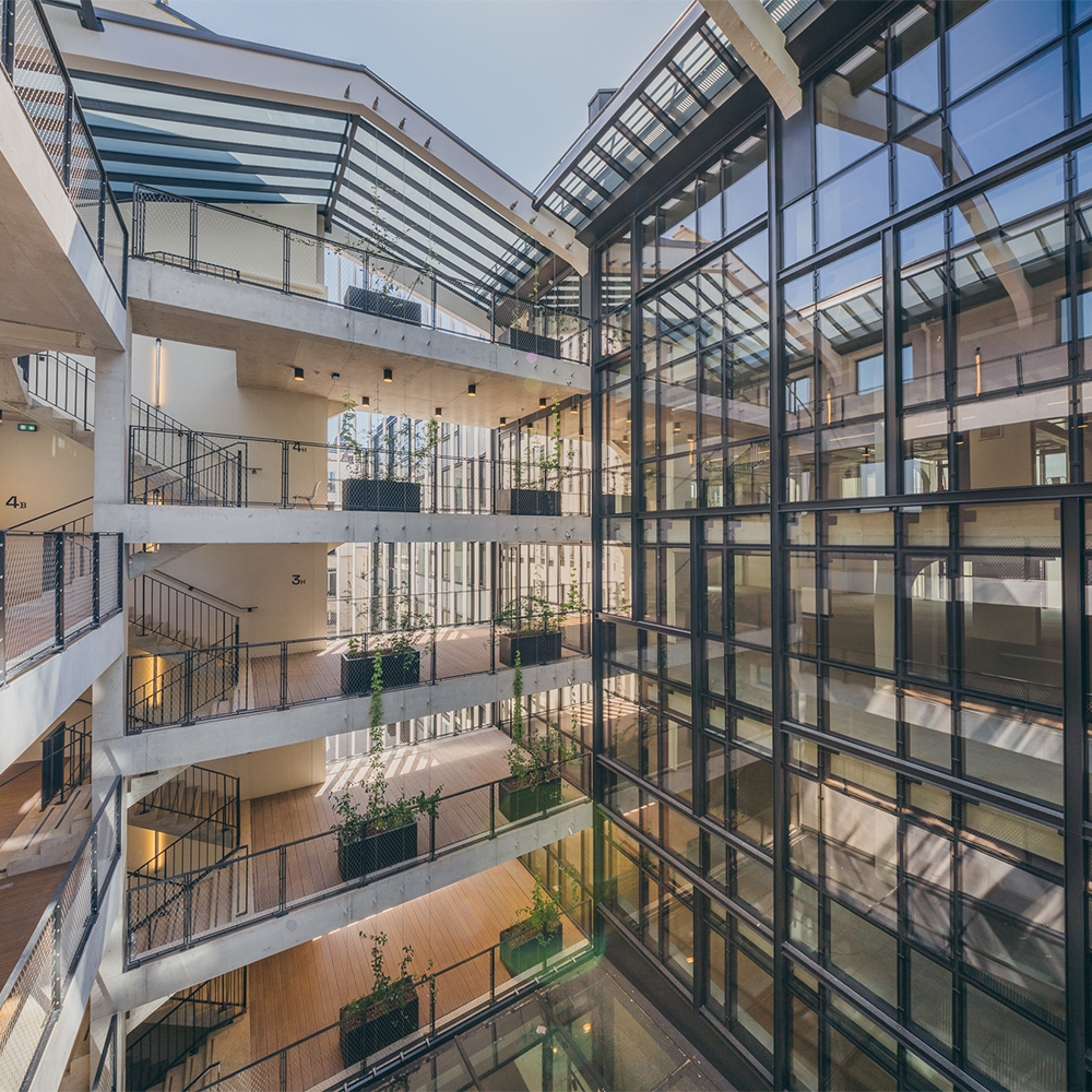 16, rue Saint-Antoine | Paris 4 : patio tout hauteur