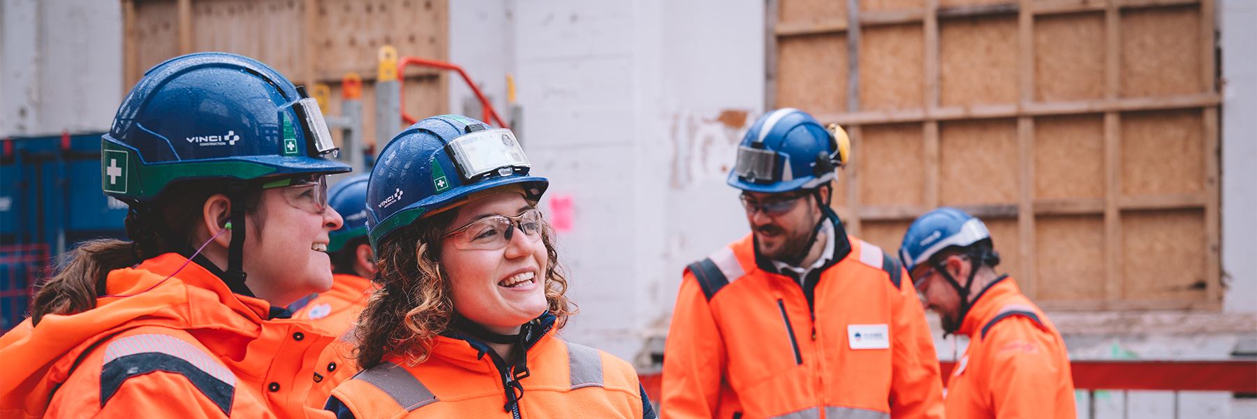 Une équipe d'encadrement constituée de femmes et d'hommes sur un chantier Dumez-Île-de-France