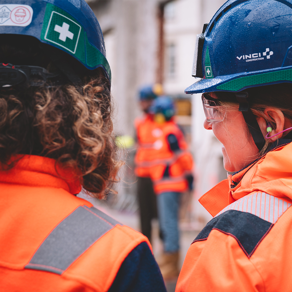 Favoriser la mixité - Deux conductrices de travaux sur un chantier